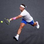 Nadal golpea una derecha en carrera