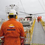 Un trabajador de Repsol en una de sus instalaciones