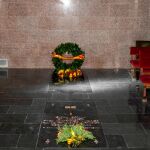 Fotografía facilitada por el Gobierno en la que se ve el estado en el que ha quedado el interior del panteón familiar en el cementerio de Mingorrubio. EFE/Prensa Moncloa