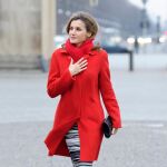 Letizia con el fular rojo durante una viaje a Alemania