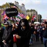 Manifestantes a favor del 'brexit' protestan este jueves en Londres (Reino Unido).EFE/ Neil Hall