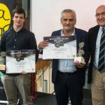 El consejero Jesús Julio Carnero entrega el premio en la categoría de Tierra de Sabor a la empresa Conservas Amo