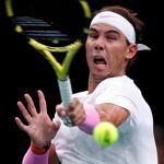 Nadal golpea una derecha en su estreno en París-Bercy