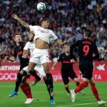 Diego Carlos con el Sevilla. (EFE/Julio Muñoz)