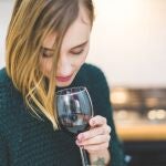 Una mujer con una copa de vino