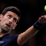 Djokovic saca en la final del Masters 1.000 de París ante Shapovalov