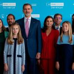 Los Reyes, la Princesa Leonor y la Infanta Sofía junto a premiados en anteriores ediciones de los Premios Princesa de Girona/Foto: Efe
