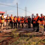 El presidente de la Generalitat, Ximo Puig, junto al conseller de Obras Públicas, Arcadi España, y el alcalde de Villarreal, José Benlloch, junto a los técnicos que realizan los trabajos de la ronda