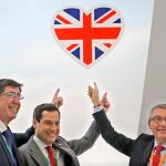 El presidente de la Junta, Juanma Moreno, y el vicepresidente, Juan Marín, junto el presidente de la Diputación de Málaga, Francisco Salado / Fotos: Efe