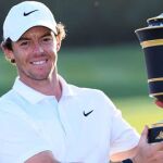 Rory McIlroy, posando con el trofeo