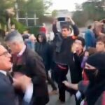 Fotograma de un vídeo donde se ve a Josep Bou increpado