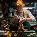 Chon, una de las dueñas del taller de encuadernación artesanal Calero