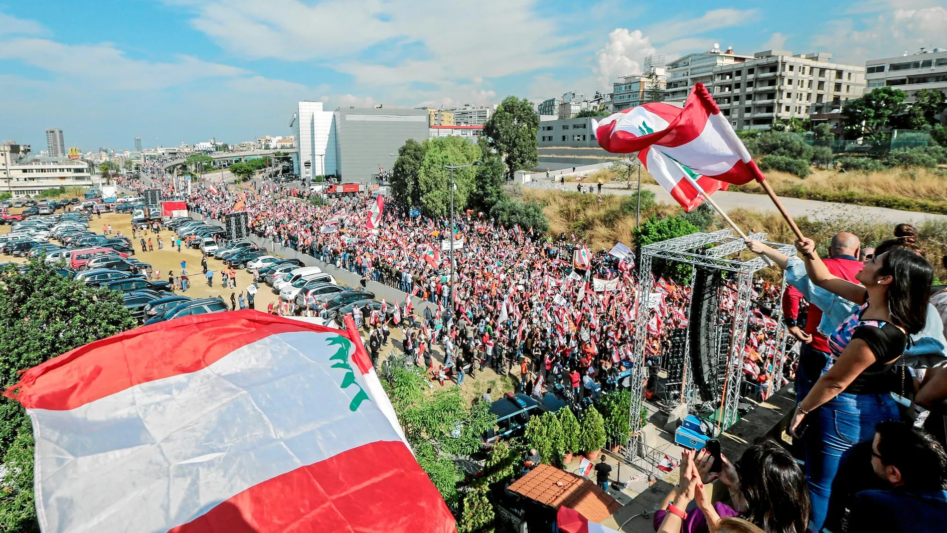 Miles de libaneses salen a las calles desde hace más de dos semanas para protestar contra el Gobierno