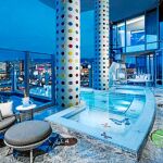 Dos fotos que muestran la habitación diseñada por Hirst y que es como un catálogo de sus mejores «hits»