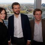 El presidente del PP, Pablo Casado, acompañado por la presidenta de la Comunidad de Madrid, Isabel Díaz Ayuso, y por el alcalde de Madrid, José Luis Martínez Almeida
