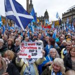 Ciudadanos escoceses durante una manifestación nacionalista en Glasgow/EFE