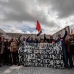 Imagen de los seguidores del Foro por la Memoria de Madrid, que han logrado acceder al memorial