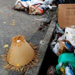 Los residuos que se acumulan sin recoger son un problema para los vecinos / Foto: Efe