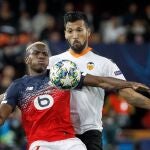 Ezequiel Garay con el Valencia.