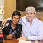 Brian Gallo posando junto a Alberto Fernández