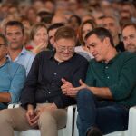 El presidente del Gobierno en funciones y candidato socialista a la Presidencia del Gobierno, Pedro Sánchez, conversa ayer con el presidente de la Generalitat, Ximo Puig
