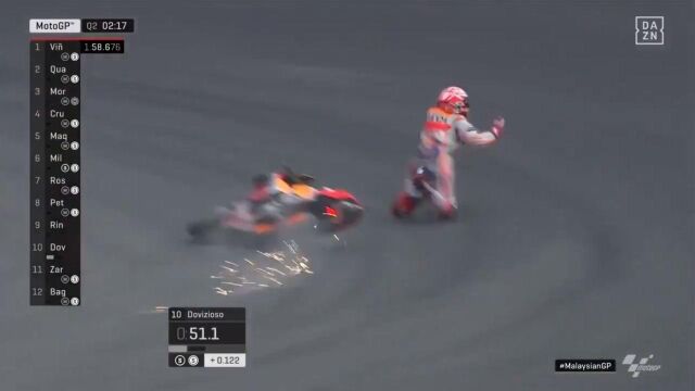 Durísima caída de Marc Márquez en Malasia cuando luchaba por la "pole"con Quartararo