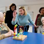 La consejera de Familia, Isabel Blanco, conversa con dos residentes de la Rasva, durante la visita que realizaba a este centro