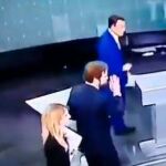 Espinosa de los Monteros hace un gesto de desprecio después de que Esteban huyera de él para no tener que saludarle