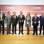 El presidente de la Fundación Cajasol, Antonio Pulido, junto a expertos en energía y cambio climático de la administración pública y de destacadas empresas del sector / La Razón