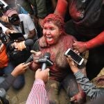 La alcaldesa de Vinto, Patricia Arce, se dirige este miércoles a los medios tras haber sido vejada en la calle
