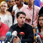 José Luis Paniza, presidente de la Asociación de Estudiantes de la Universidad Santa María la Antigua (USMA), habla junto a Ivenshka Gálvez (d), este miércoles en Ciudad de Panamá