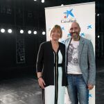 La directora territorial de CaixaBank en Andalucía Occidental, María Jesús Catalá, y el director general del Teatro de la Maestranza, Javier Menéndez / La Razón