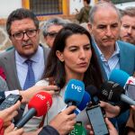 En primer término de la imagen, Rocío Monasterio, en un acto frente a un centro de acogida de menores no acompañados en Sevilla / Foto: Efe