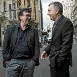 Javier Cercas, a la izquierda, y Manuel Vilas, a la derecha, conversan en la Gran Vía de Madrid. Foto: Gonzalo Pérez