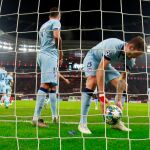 Saúl recoge el balón en las redes de Oblak