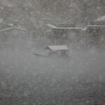 Un barquero rema para salir del lago Dal durante una nevada en Srinagar, Cachemira