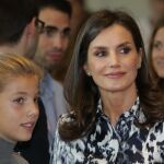 La Reina Letizia estrena en Barcelona un conjunto de la firma de Victoria Beckham de 570€