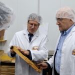 Jesús Julio Carnero visita la sede de la Sociedad Cooperativa Reina Kilama junto a su presidente, Santiago Canete del Rio
