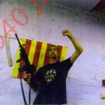 Uno de los CDR procesados, Alexis Codina, posa con un fusil en una foto incorporada al sumario de los CDR