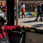 Un grupo de «manteros», durante el pasado mes de agosto, en las cercanías de la estación de Atocha
