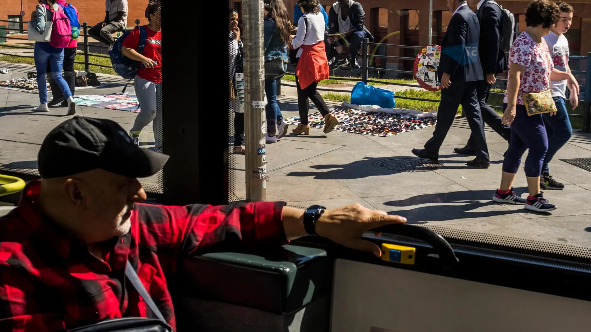 Un grupo de «manteros», durante el pasado mes de agosto, en las cercanías de la estación de Atocha