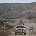 La policía militar de México patrulla en La Mora, en Sonora, donde fueron asesinados nueve miembros de la familia LeBarón