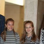 Letizia y sus hijas apuestan por 'looks' más relajados en un nuevo acto en Barcelona