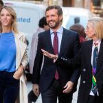 El presidente del PP, Pablo Casado, junto a la portavoz de los populares en el Congreso, Cayetana Álvarez de Toledo , y la ex líder de UPyD, Rosa Díez, a su llegada al acto electoral que ha celebrado hoy en Barcelona/EFE