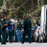 Agentes de la Guardia Civil con el material intervenido en el registro de la vivienda sita en Sant Fost de Campsentelles (Barcelona), perteneciente a una de las nueve personas detenidas vinculadas a los Comités de Defensa de la República (CDR)