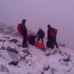Momento del rescate del fallecido en Gredos/@guardiacivil