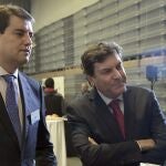 Los consejeros Ángel Ibáñez y Carlos Fernández Carriedo conversan con el presidente de Verallia, Michel Giannuzzi, durante la inauguración del nuevo horno