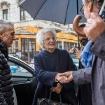 La senadora y superviviente del Holocausto, Liliana Segre, saluda acompañada de sus guardaespaldas, esta semana en Milán