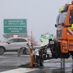 Máquina quitanieves preparadas ante la alerta de nieve