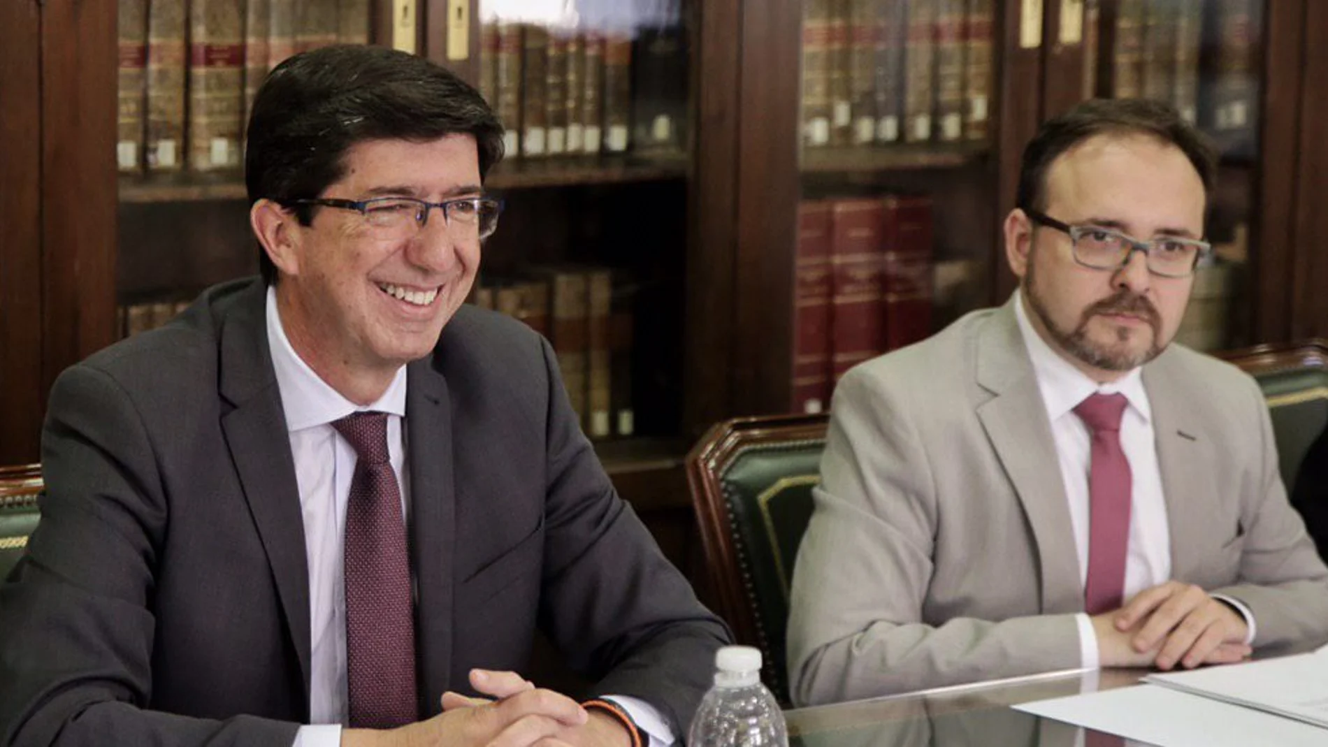 El consejero de Turismo, Regeneración, Justicia y Administración Local, Juan Marín, y el director general de Infraestructuras Judiciales y Sistemas, Miguel Ángel Reyes